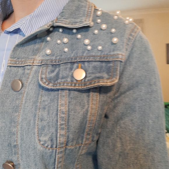 ✨HOST PICK✨ Pearl embellished denim jacket sz M - Picture 4 of 7